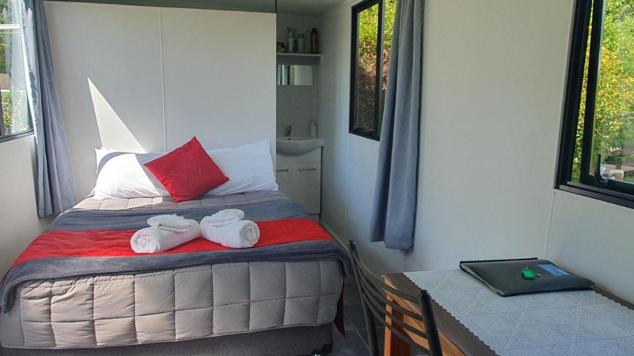 Lakeview Studio Cabin Apartment Kuratau Bagian luar foto